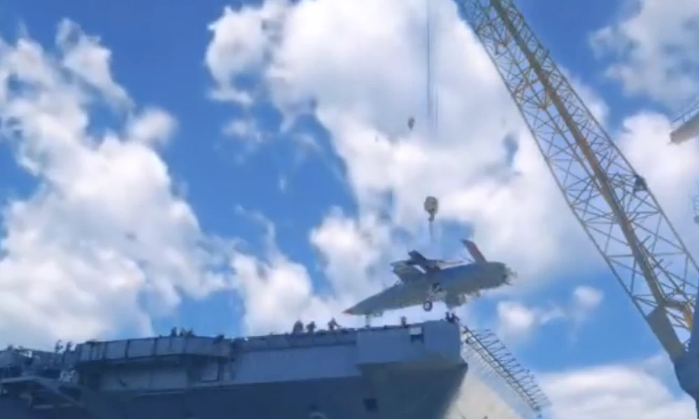 Το τεστάρουν! Το μη επανδρωμένο πρωτότυπο MQ-25A στο αεροπλανοφόρο George HW Bush